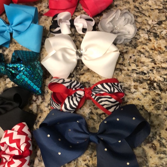 18 hair bows - Picture 3 of 7